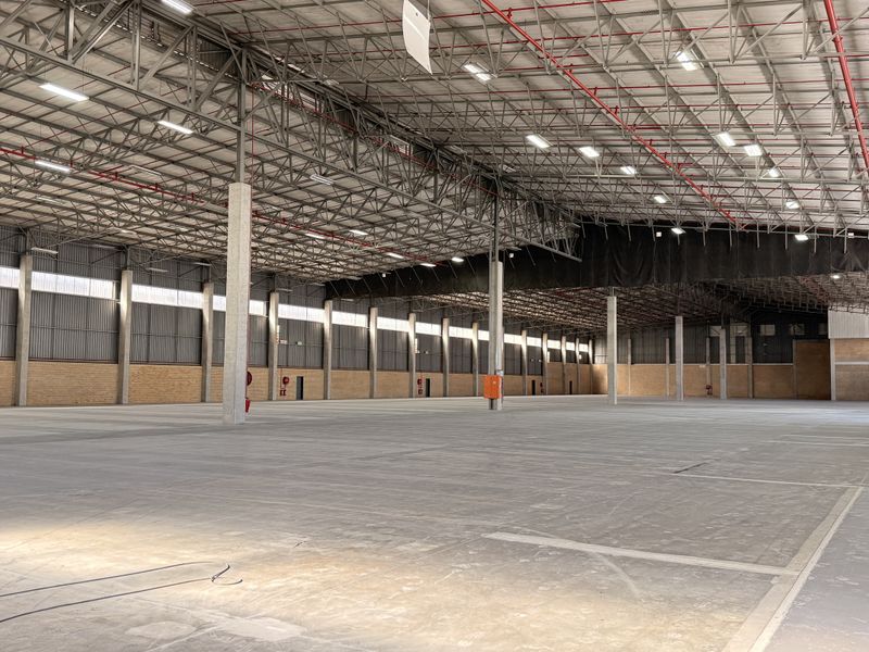 Warehouse Excellence in N1 Business Park, Built for Growth and Performance - Photo 9