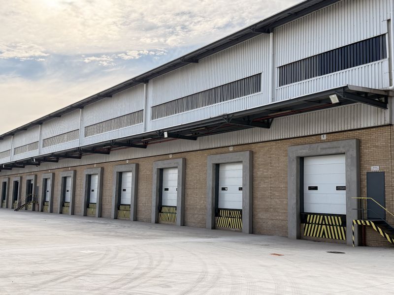 Warehouse Excellence in N1 Business Park, Built for Growth and Performance - Photo 2