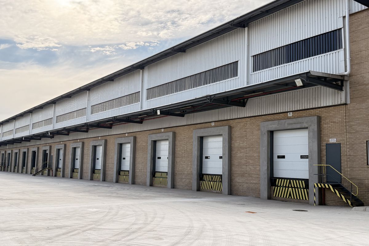 Warehouse Excellence in N1 Business Park, Built for Growth and Performance - Photo 2