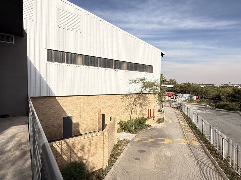 Warehouse Excellence in N1 Business Park, Built for Growth and Performance - Photo 6