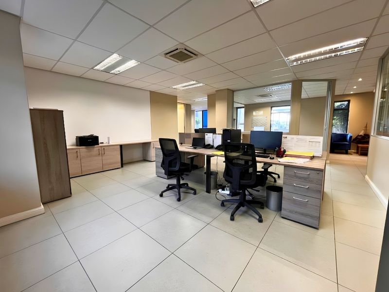 Prime 154 m2 Ground Floor, Office Suite Opposite Bedford Centre, All-Inclusive Base Rental - Photo 7
