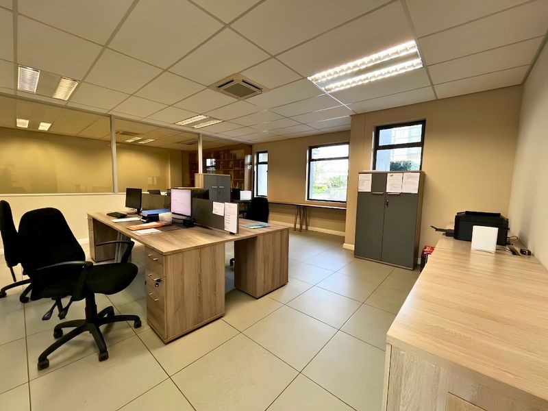 Prime 154 m2 Ground Floor, Office Suite Opposite Bedford Centre, All-Inclusive Base Rental - Photo 6