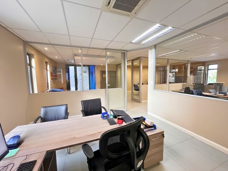 Prime 154 m2 Ground Floor, Office Suite Opposite Bedford Centre, All-Inclusive Base Rental - Photo 5