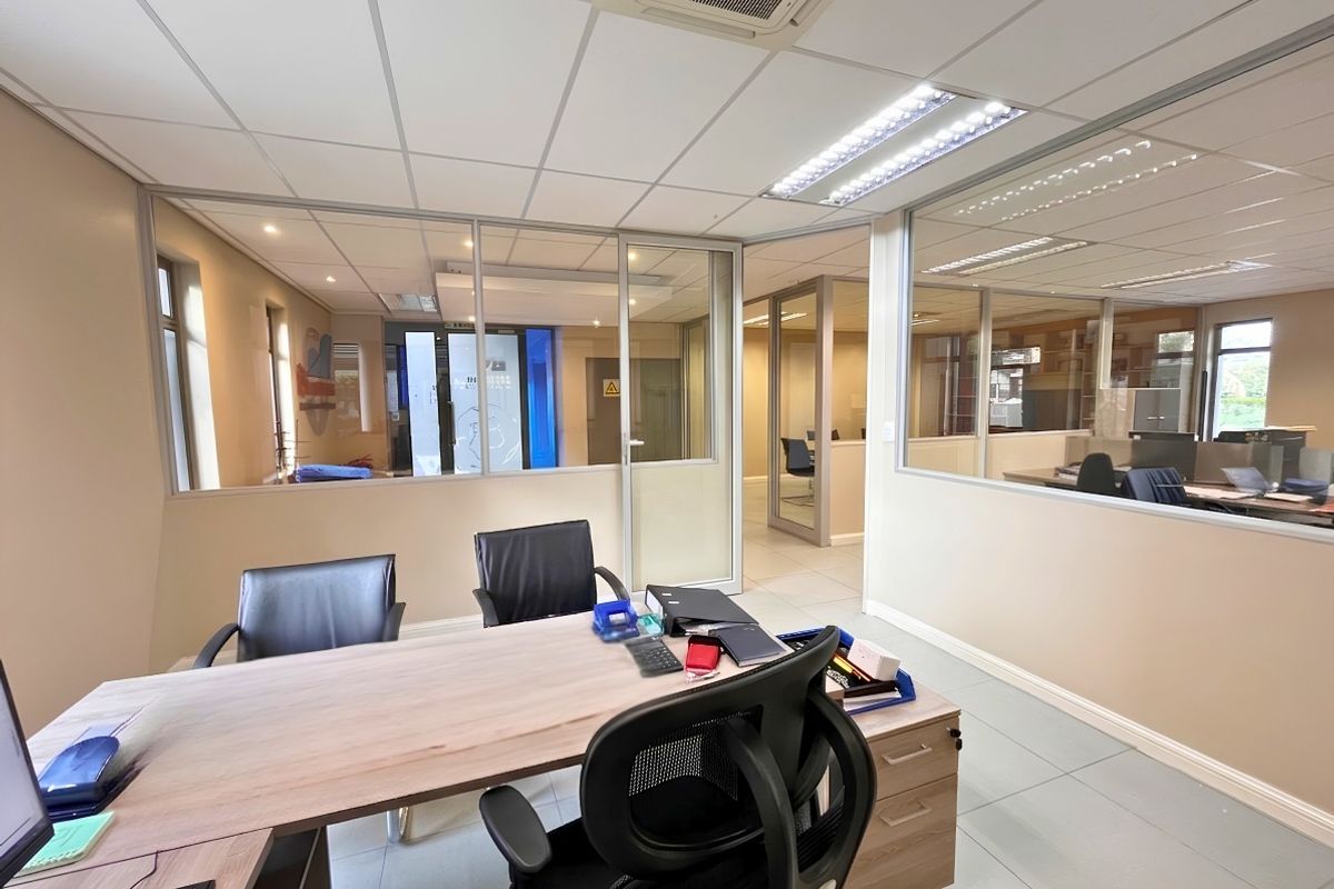 Prime 154 m2 Ground Floor, Office Suite Opposite Bedford Centre, All-Inclusive Base Rental - Photo 5