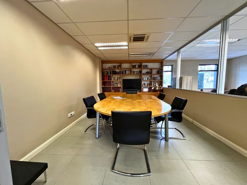 Prime 154 m2 Ground Floor, Office Suite Opposite Bedford Centre, All-Inclusive Base Rental - Photo 3