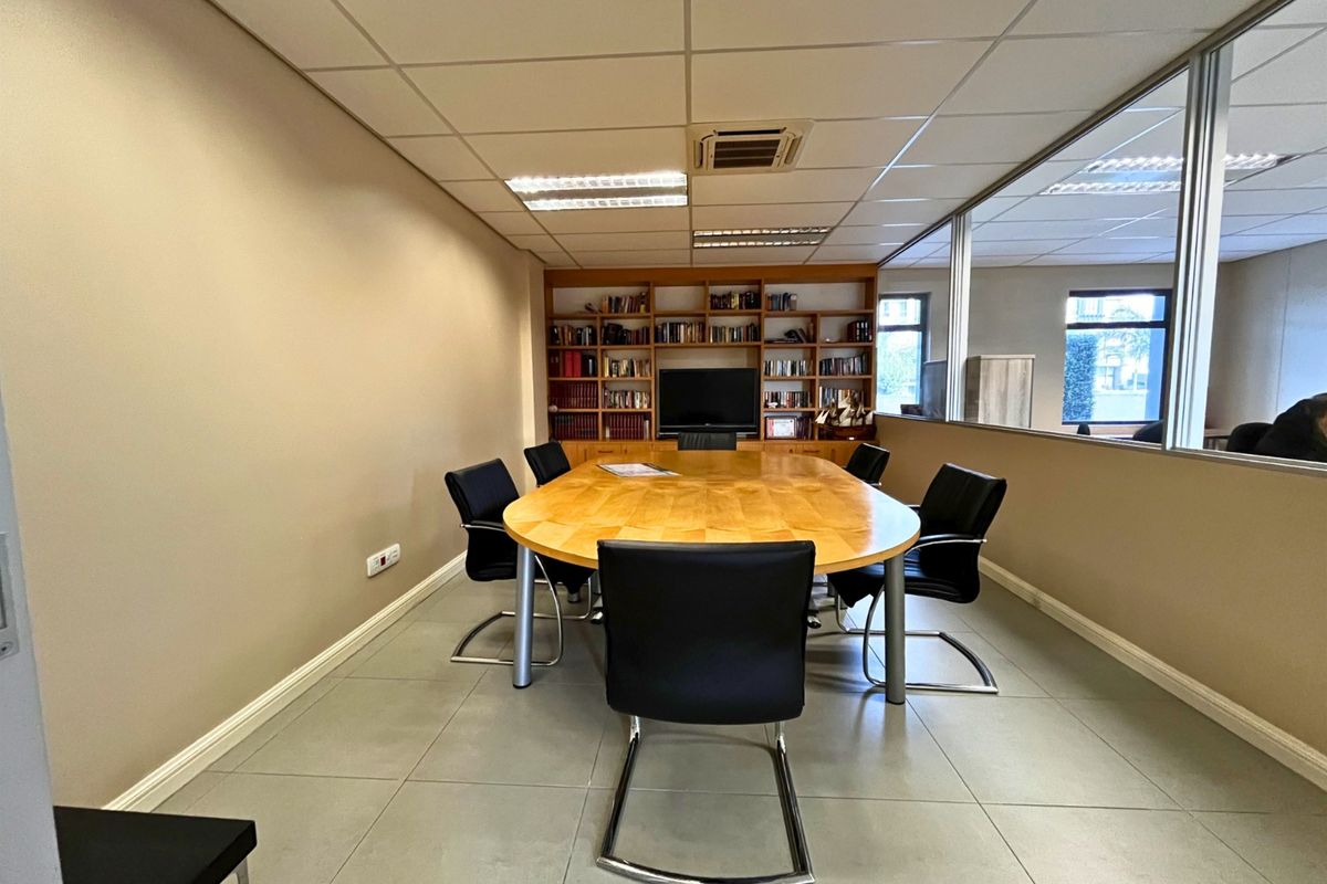 Prime 154 m2 Ground Floor, Office Suite Opposite Bedford Centre, All-Inclusive Base Rental - Photo 3