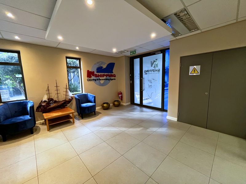 Prime 154 m2 Ground Floor, Office Suite Opposite Bedford Centre, All-Inclusive Base Rental - Photo 2