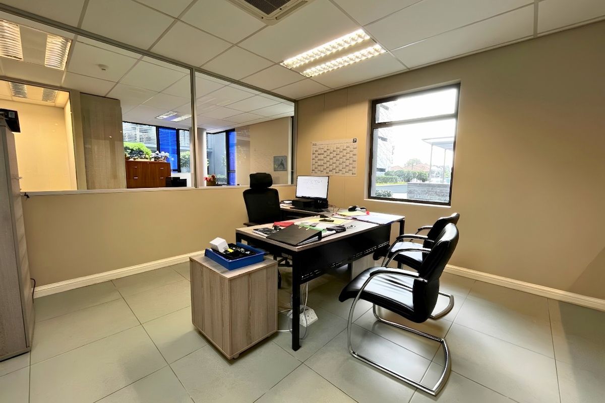 Prime 154 m2 Ground Floor, Office Suite Opposite Bedford Centre, All-Inclusive Base Rental - Photo 4