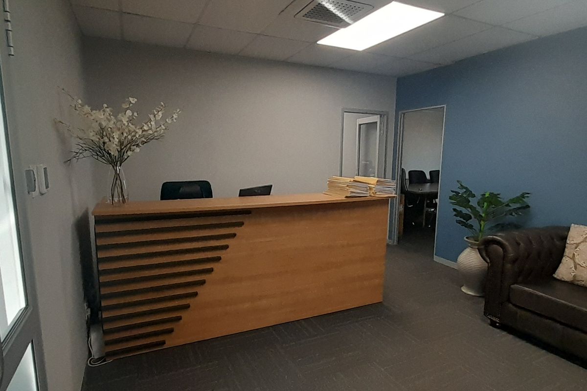 Professional First Floor Office with Boardroom and Open Plan Workspace - Photo 2