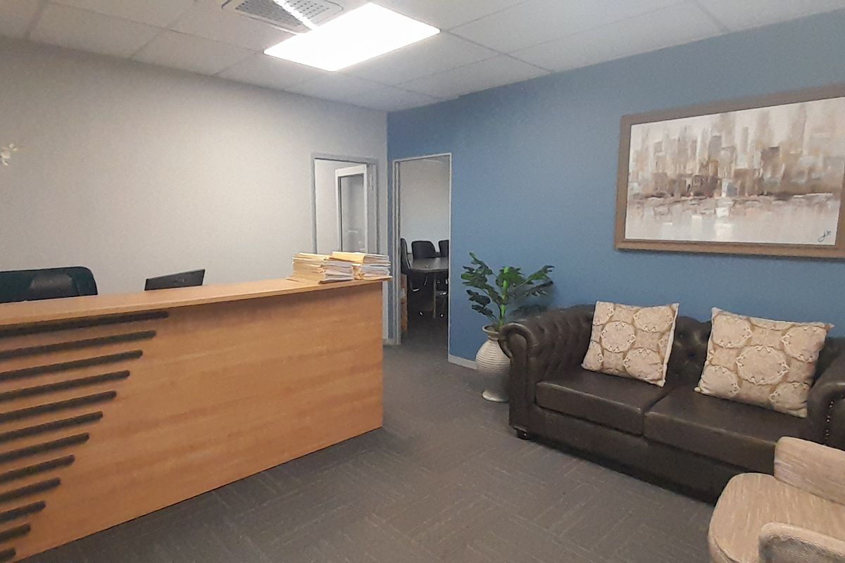 Professional First Floor Office with Boardroom and Open Plan Workspace - Photo 4