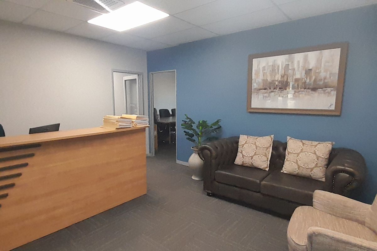 Professional First Floor Office with Boardroom and Open Plan Workspace - Photo 5