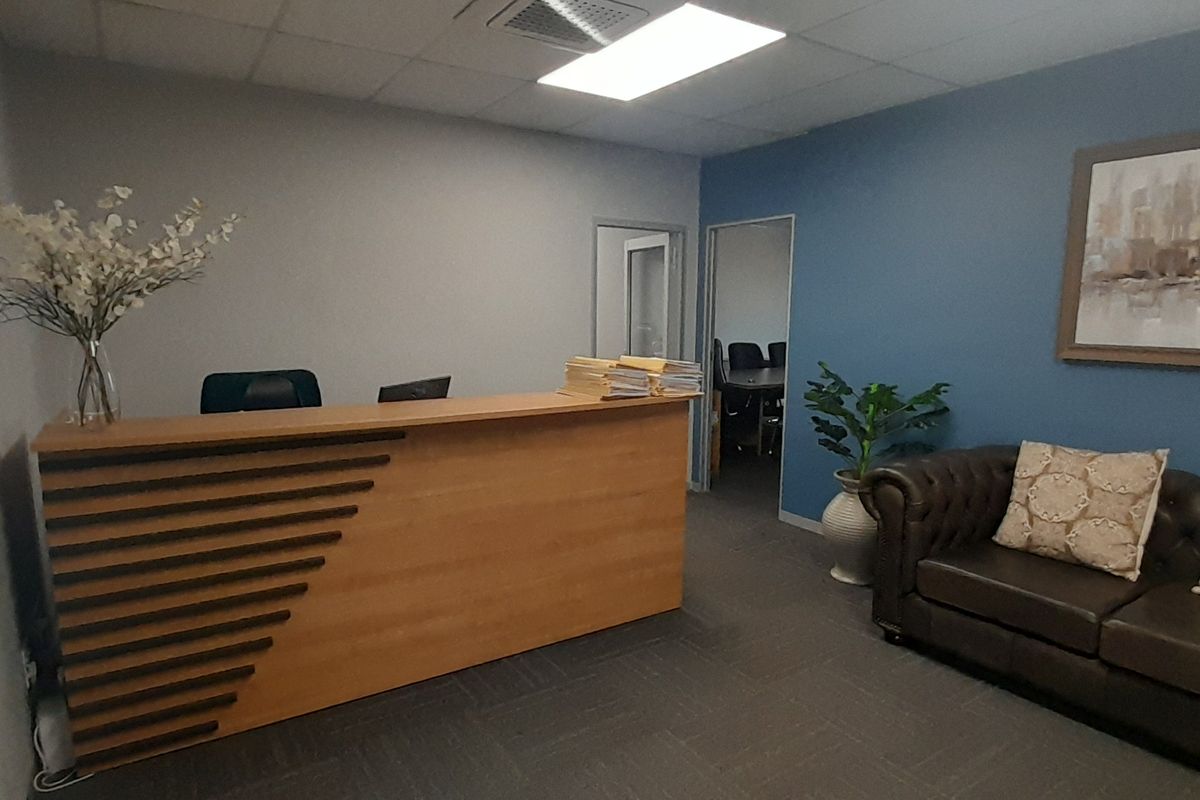 Professional First Floor Office with Boardroom and Open Plan Workspace - Photo 3