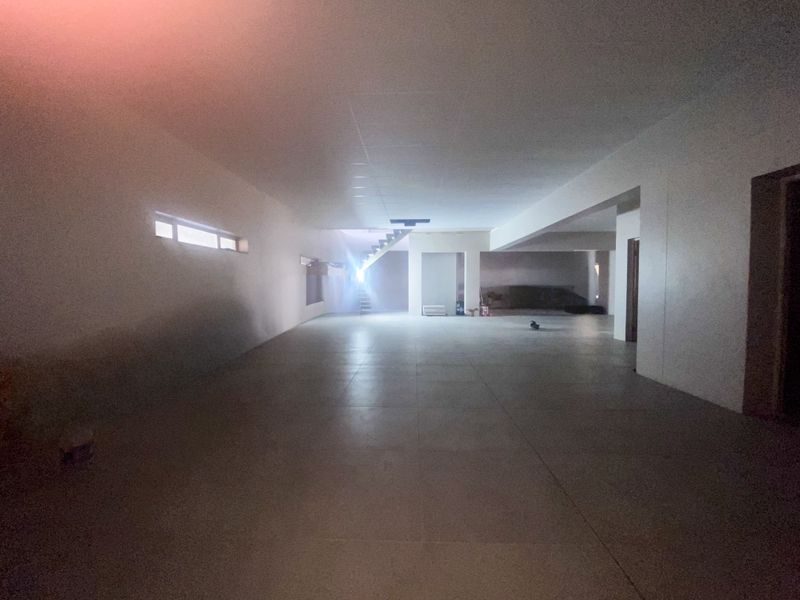 Commercial Property To Let  864sqm with 25 Parking Bays - Photo 5