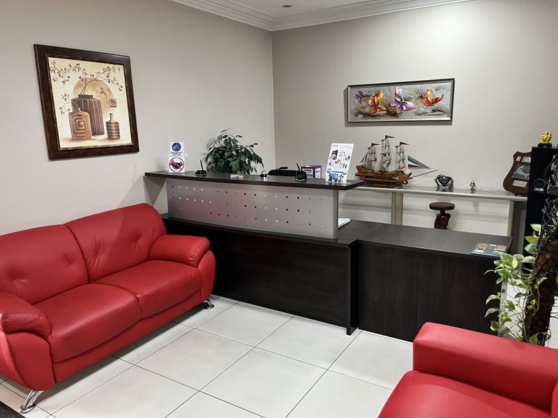 Well maintained versatile property in a central location - Photo 1