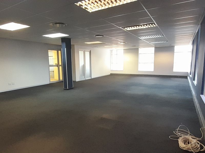 Affordable Open Plan Office in a Strategic Monument Park Location - Photo 7