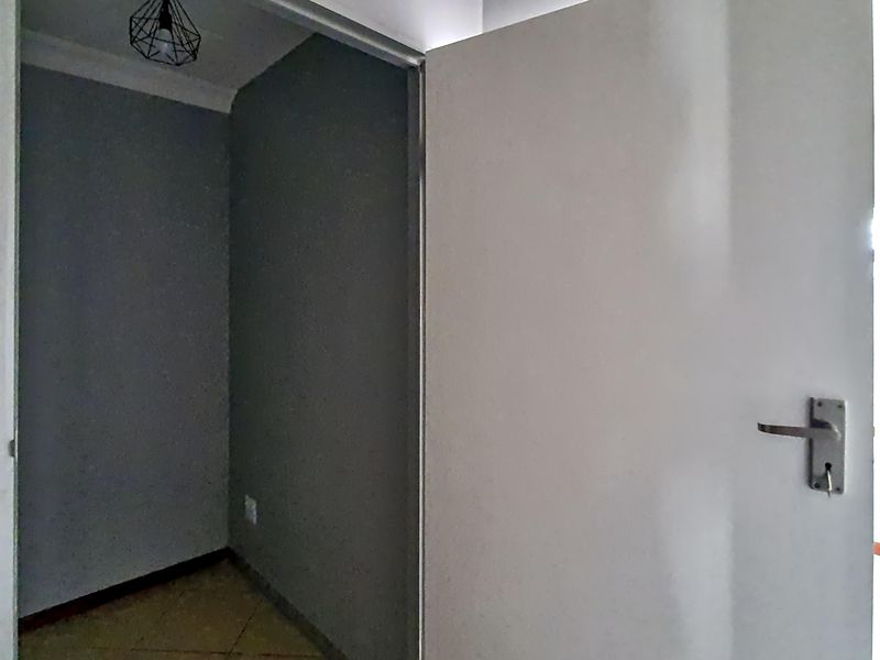Versatile Office and Treatment Suite To Let in Wierda Park - Photo 8