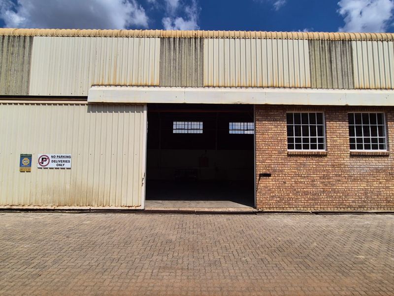 HIGH-CLEARANCE 520M2 WAREHOUSE IN SECURE SAMCOR PARK | READY FOR IMMEDIATE OCCUPATION - Photo 1