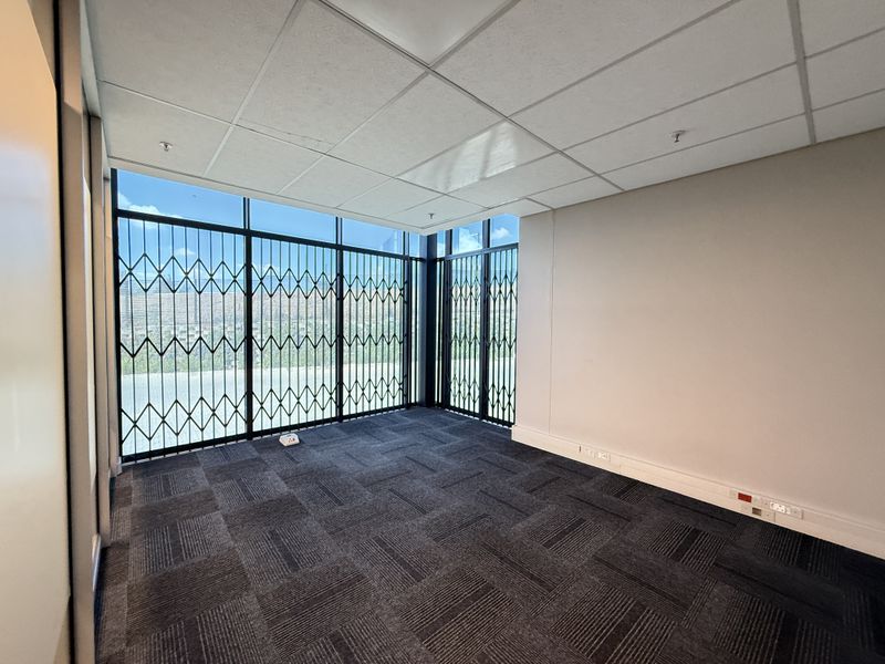 High-Clearance 1,298m2 Warehouse To Let in Old Mint Business Park - Photo 9