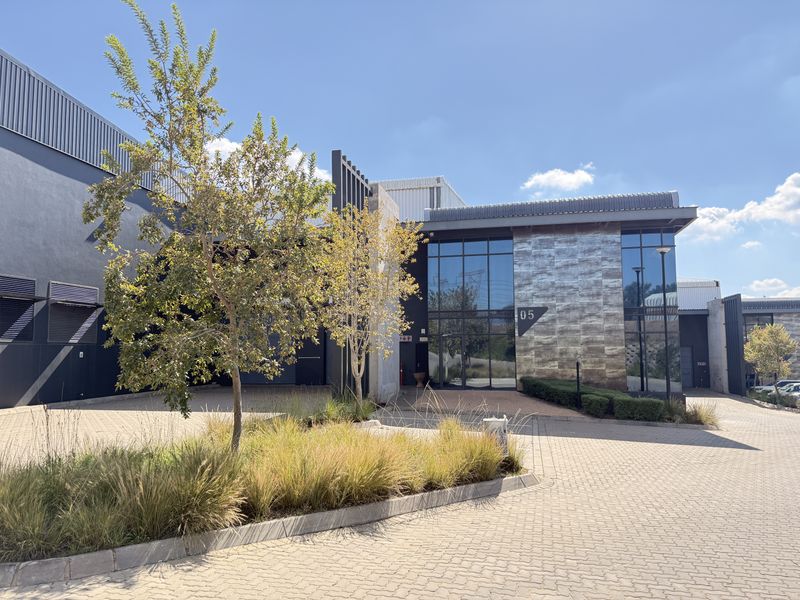 High-Clearance 1,298m2 Warehouse To Let in Old Mint Business Park - Photo 1