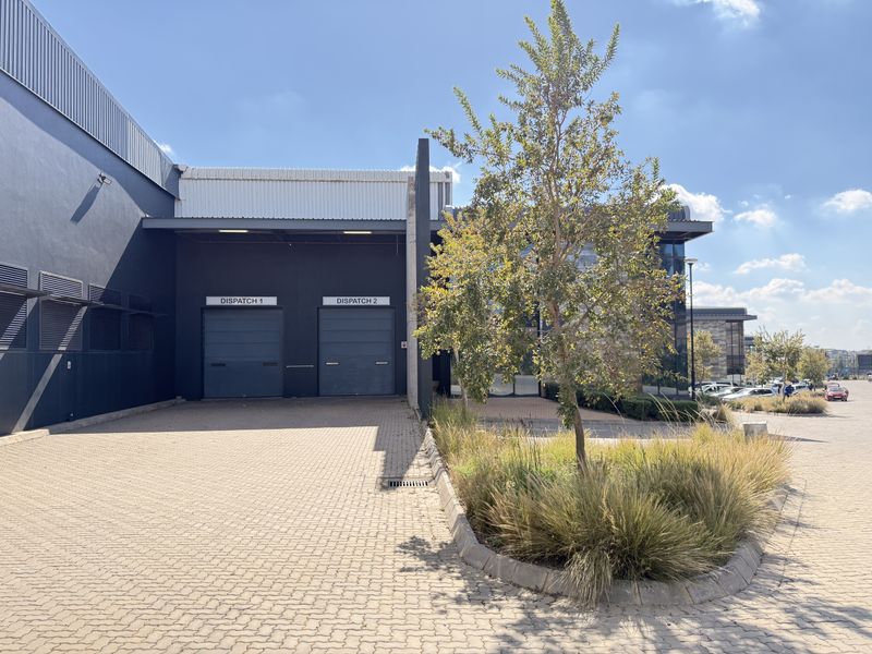 High-Clearance 1,298m2 Warehouse To Let in Old Mint Business Park - Photo 2