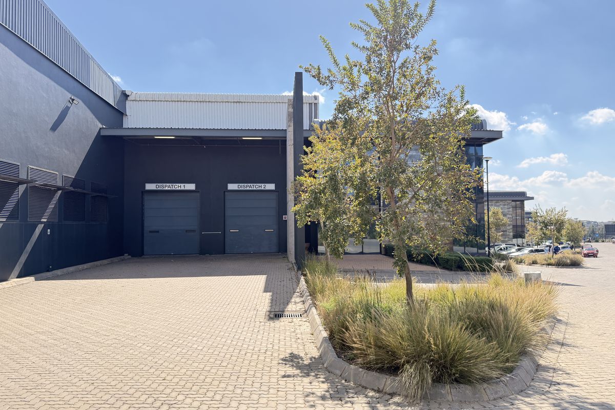 High-Clearance 1,298m2 Warehouse To Let in Old Mint Business Park - Photo 2
