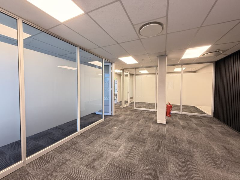 High-Clearance 1,298m2 Warehouse To Let in Old Mint Business Park - Photo 8