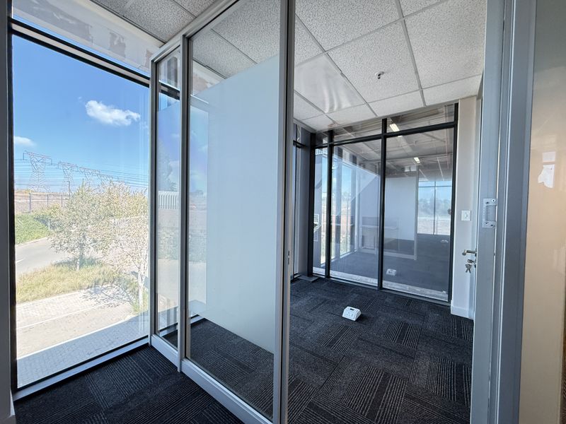 High-Clearance 1,298m2 Warehouse To Let in Old Mint Business Park - Photo 7