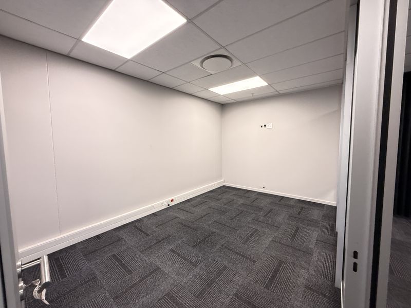 High-Clearance 1,298m2 Warehouse To Let in Old Mint Business Park - Photo 6