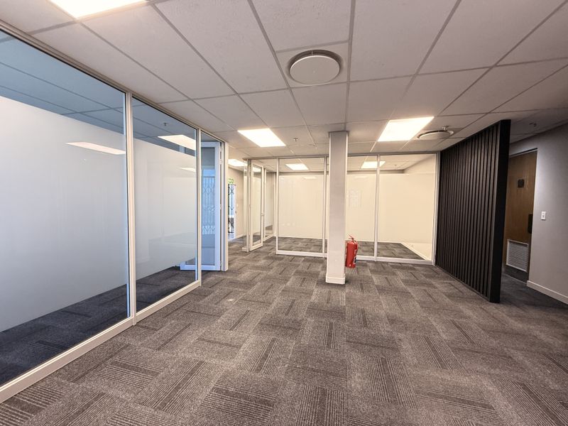 High-Clearance 1,298m2 Warehouse To Let in Old Mint Business Park - Photo 5