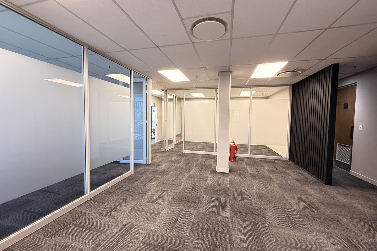 High-Clearance 1,298m2 Warehouse To Let in Old Mint Business Park - Photo 5