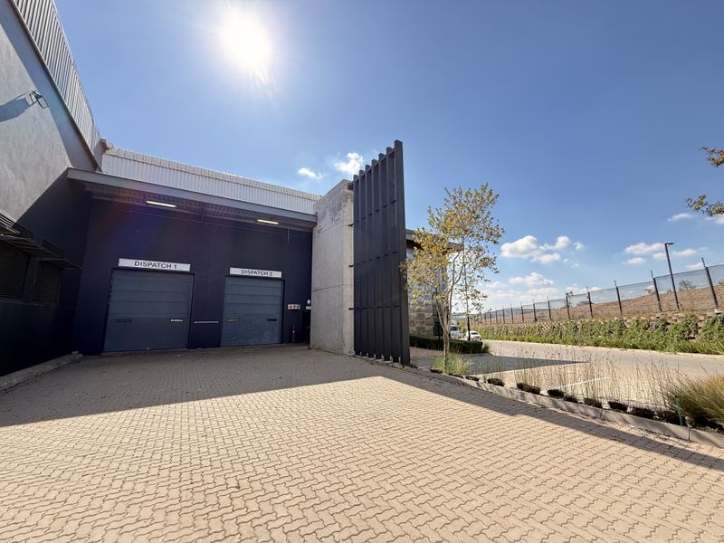 High-Clearance 1,298m2 Warehouse To Let in Old Mint Business Park - Photo 3