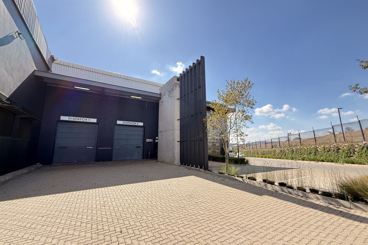 High-Clearance 1,298m2 Warehouse To Let in Old Mint Business Park - Photo 3