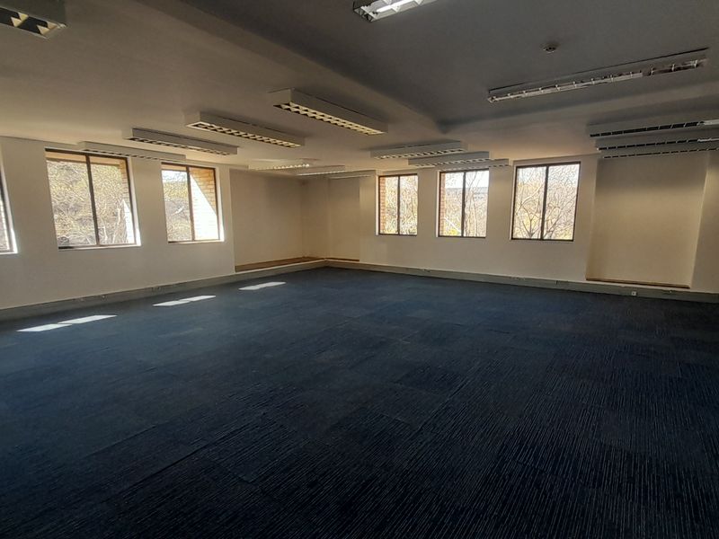 Compact Professional Office Space in Waterfall Office Park - Photo 9