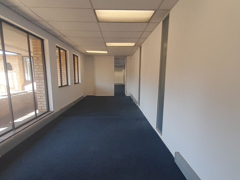 Compact Professional Office Space in Waterfall Office Park - Photo 8
