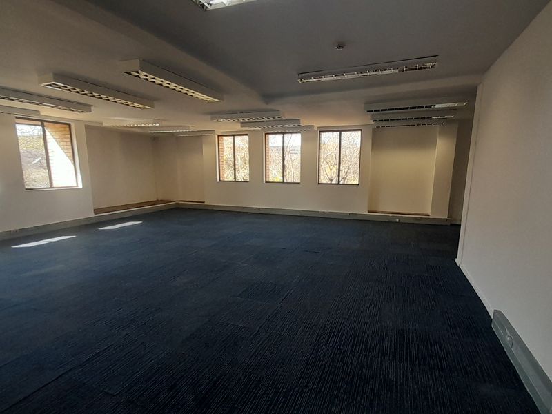 Compact Professional Office Space in Waterfall Office Park - Photo 10