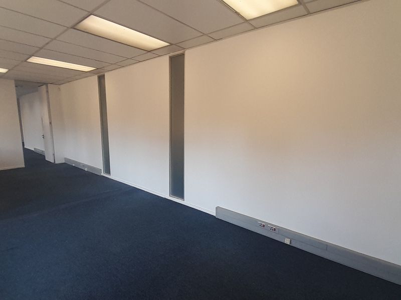 Compact Professional Office Space in Waterfall Office Park - Photo 7