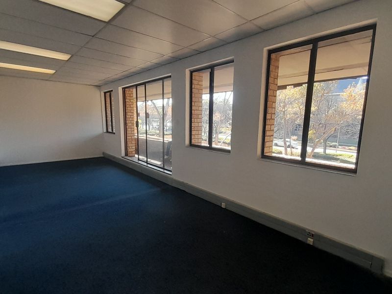 Compact Professional Office Space in Waterfall Office Park - Photo 5