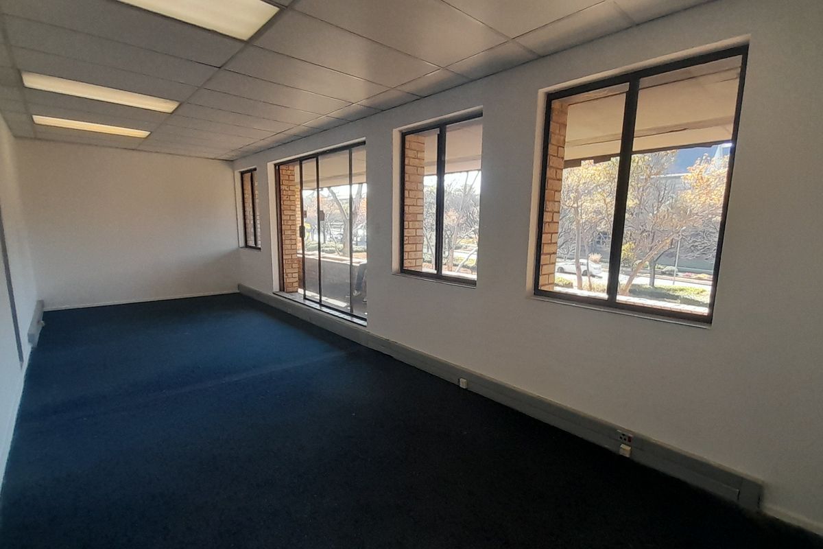 Compact Professional Office Space in Waterfall Office Park - Photo 5