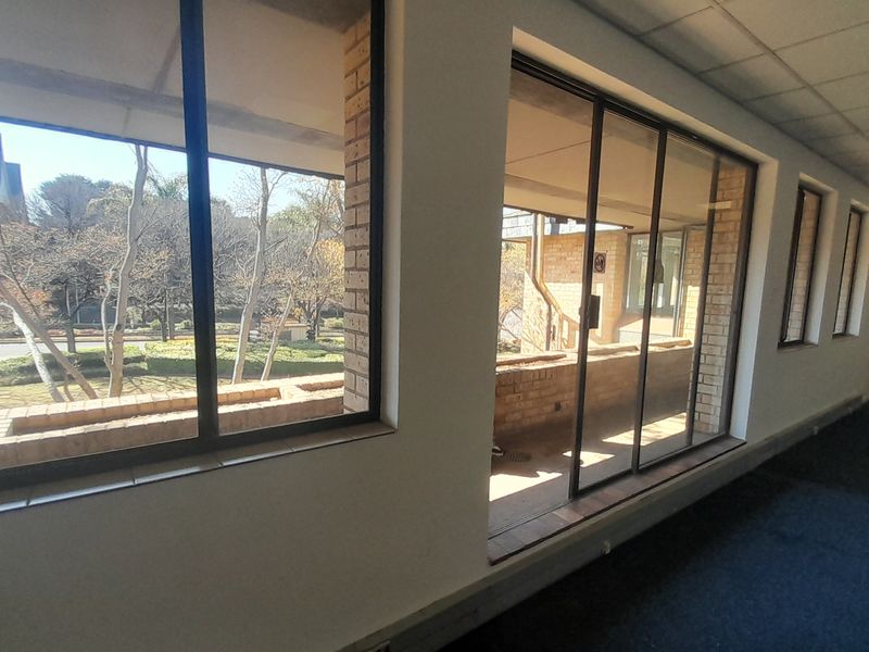 Compact Professional Office Space in Waterfall Office Park - Photo 4