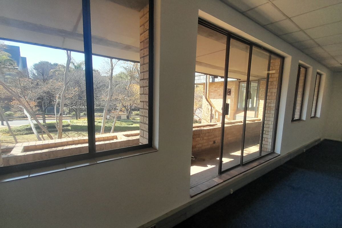Compact Professional Office Space in Waterfall Office Park - Photo 4
