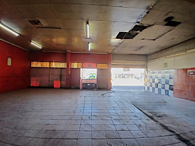 A buzzing retail area - Photo 9