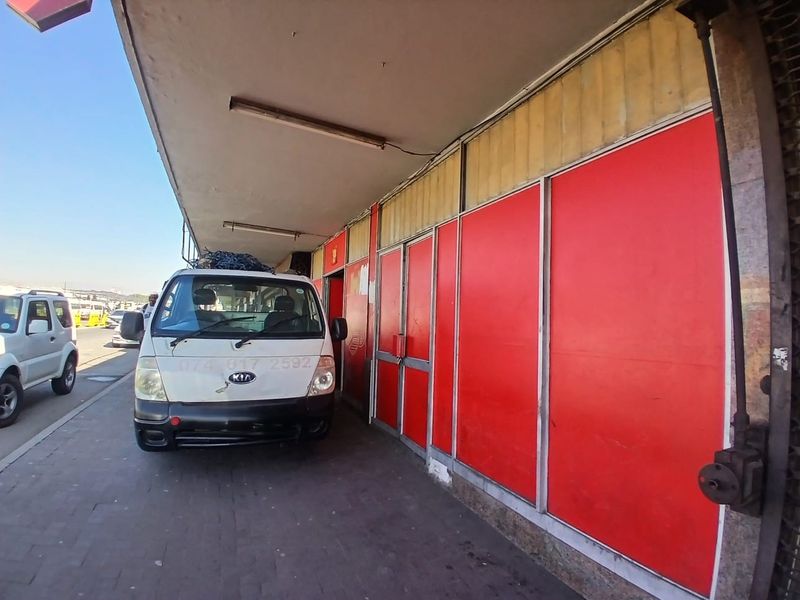 A buzzing retail area - Photo 2