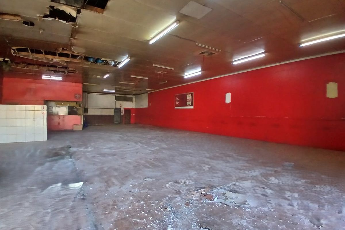 A buzzing retail area - Photo 3