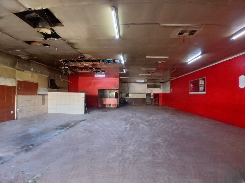 A buzzing retail area - Photo 5