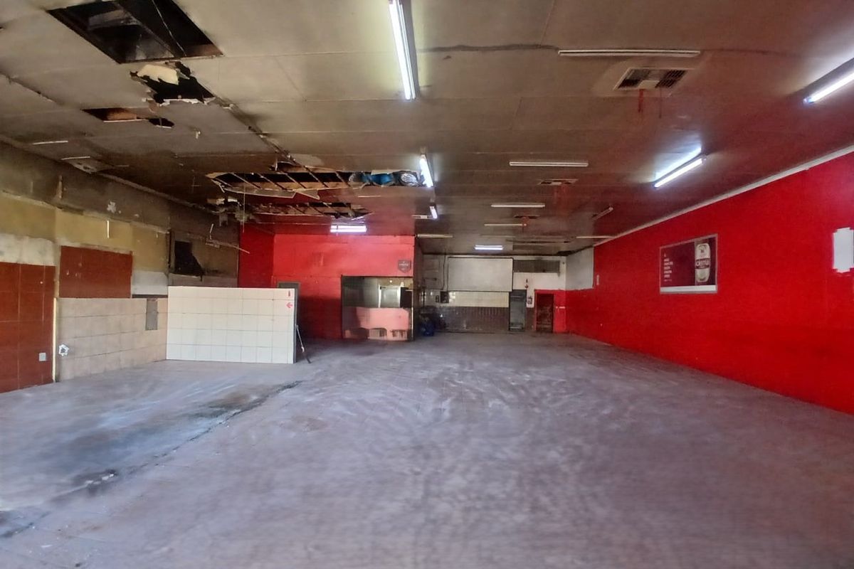 A buzzing retail area - Photo 5