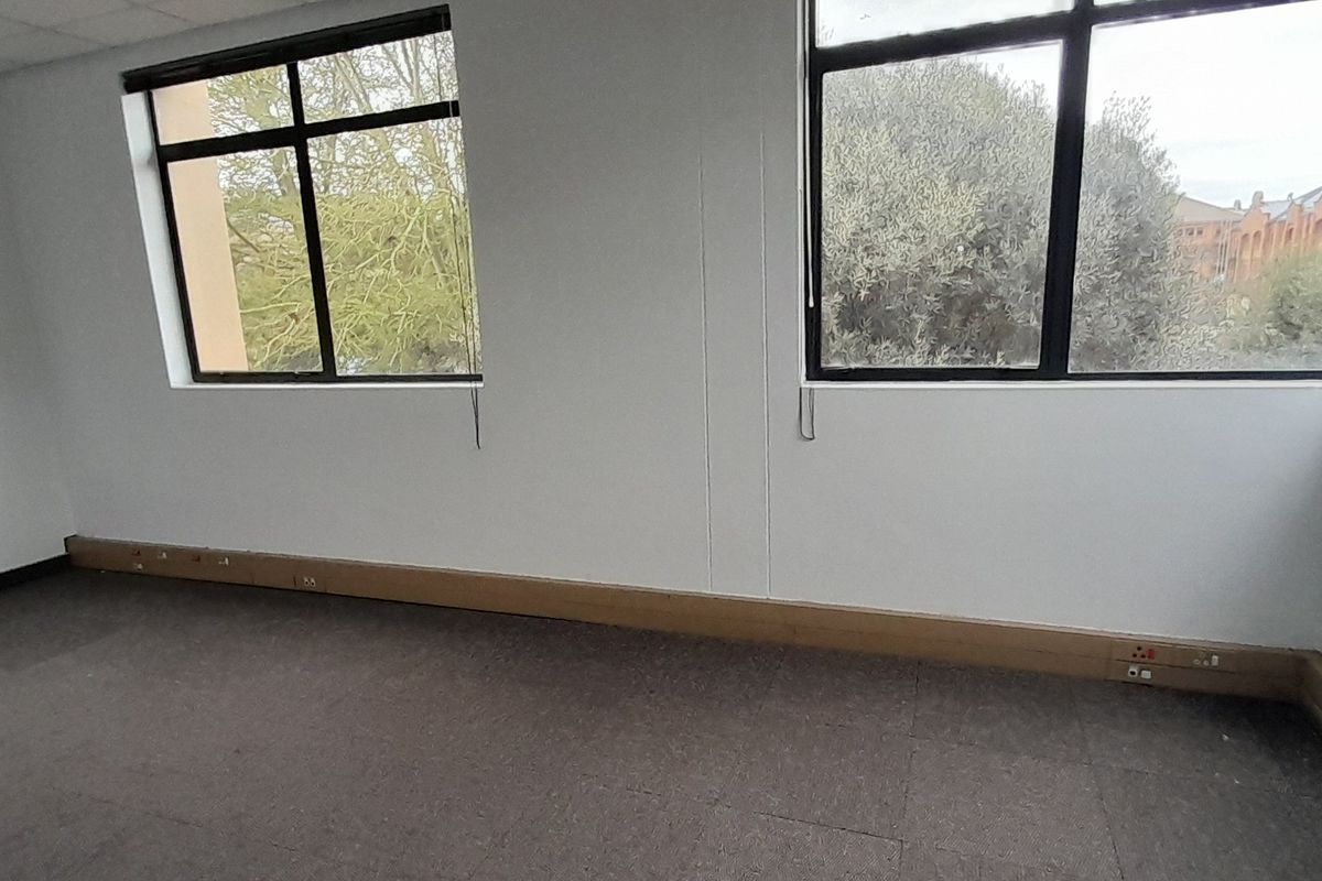 Executive Office Suite with Private Balcony and Included Operating Costs - Photo 5