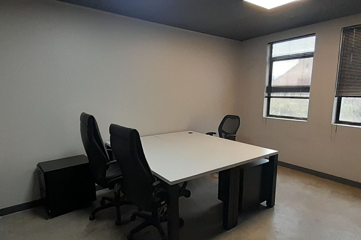 Compact Furnished Office in a Secure Corporate Environment - Photo 5