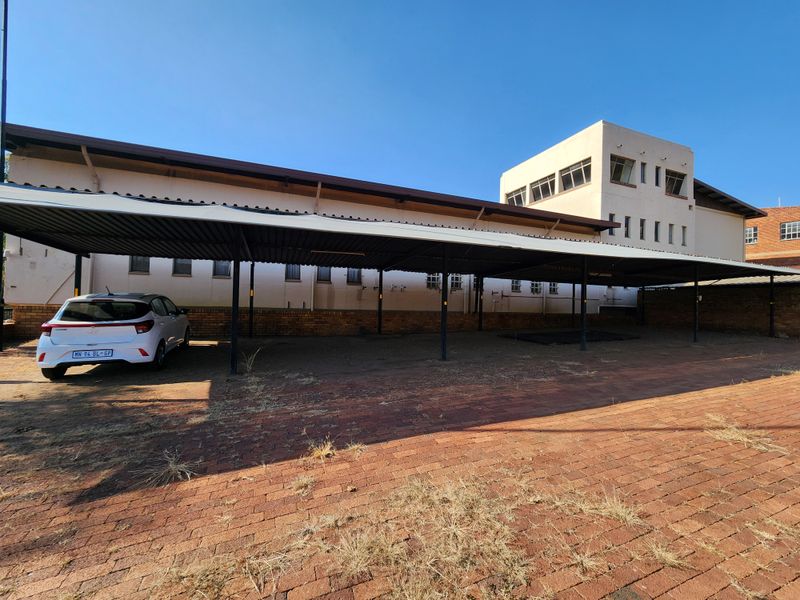 2,800m2 Freestanding Industrial Facility with Extensive Office Capacity - Photo 2