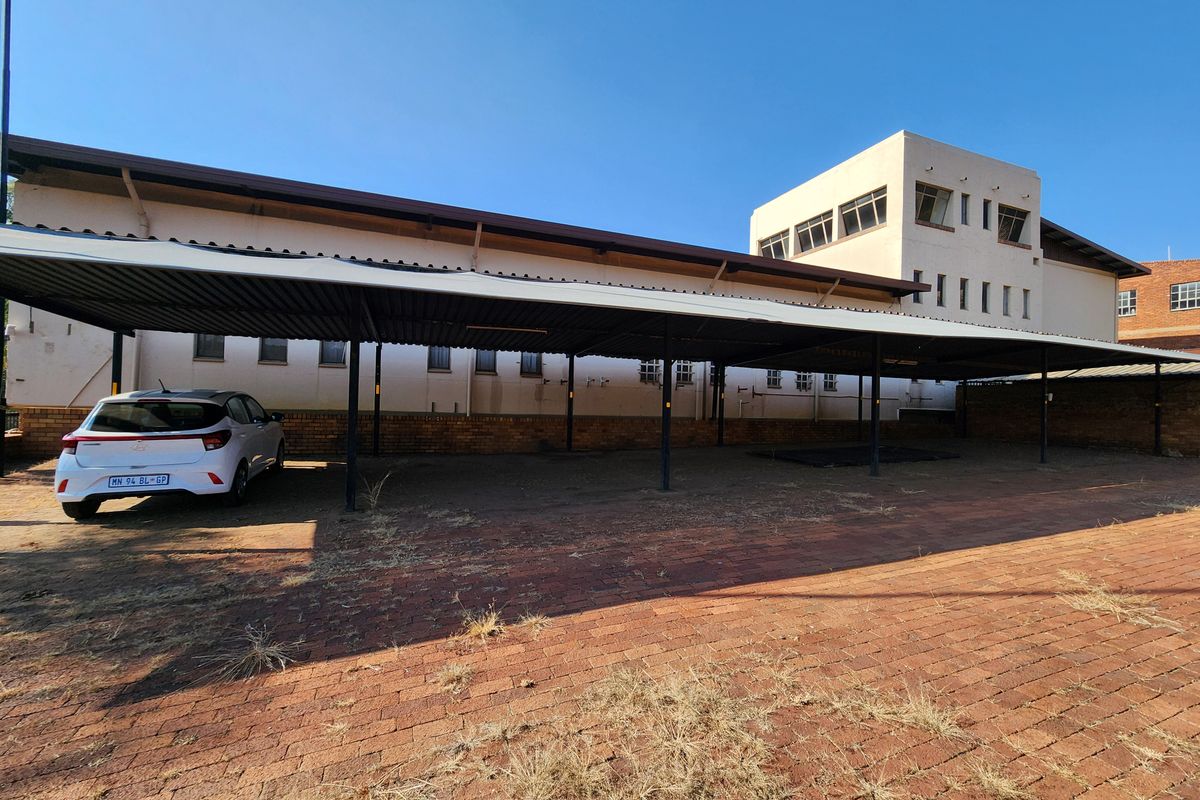2,800m2 Freestanding Industrial Facility with Extensive Office Capacity - Photo 2