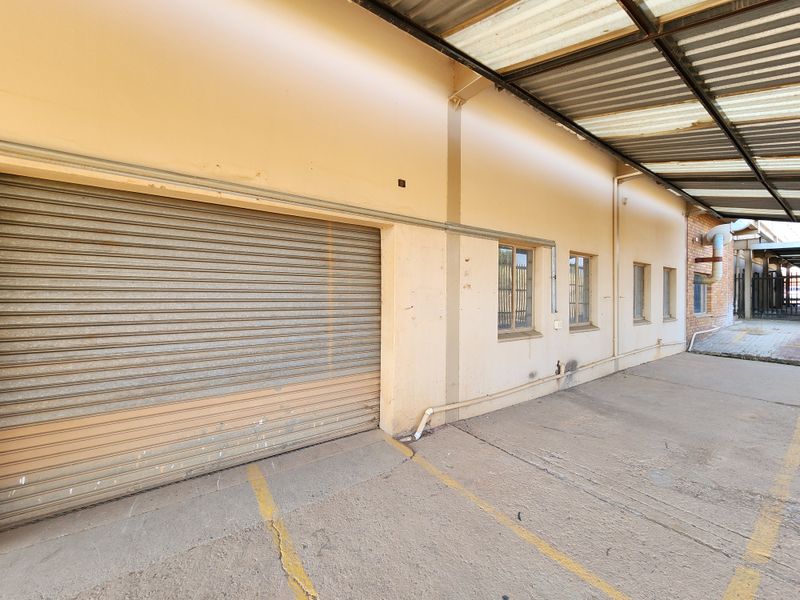 2,800m2 Freestanding Industrial Facility with Extensive Office Capacity - Photo 4
